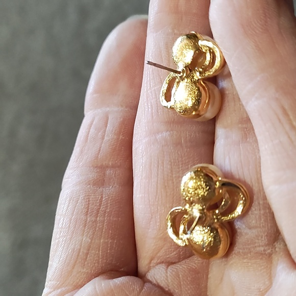 VINTAGE GOLD-TONE IVORY FAUX DOUBLE PEARL STUD .5" EARRINGS - Picture 5 of 8